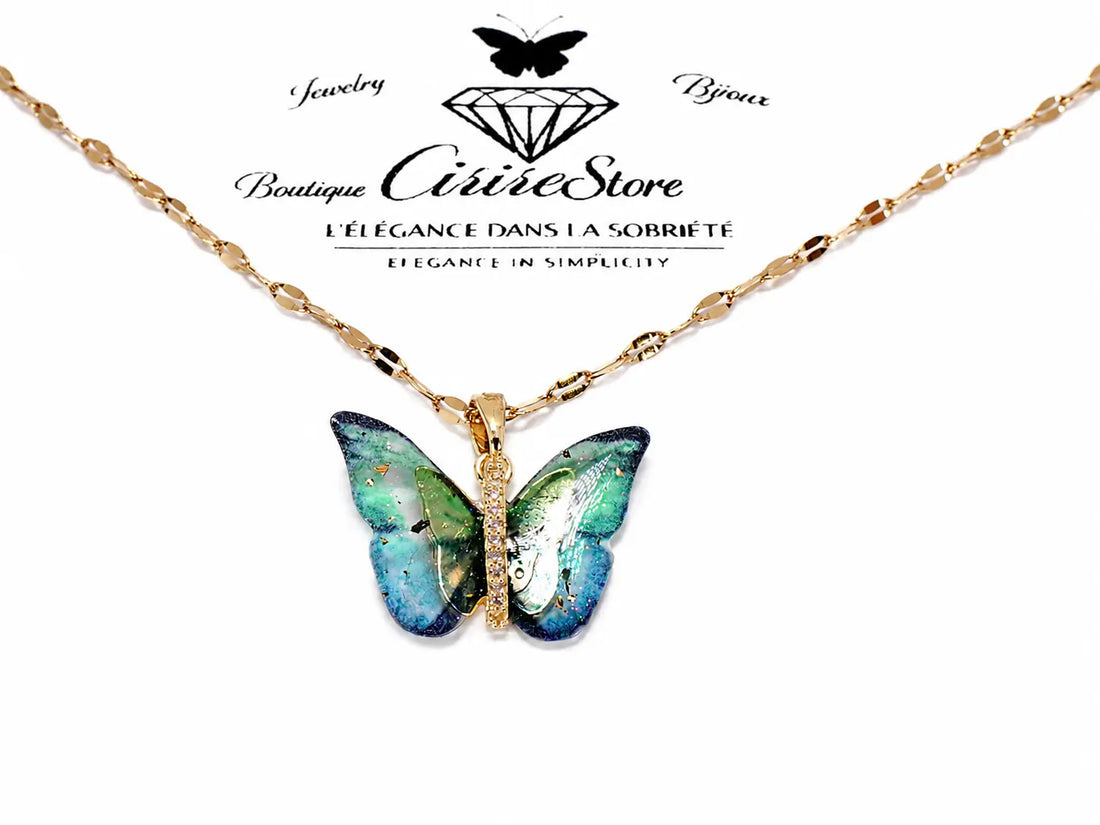 Collier doré avec pendentif papillon bleu et vert