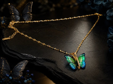 Collier doré avec pendentif papillon bleu et vert
