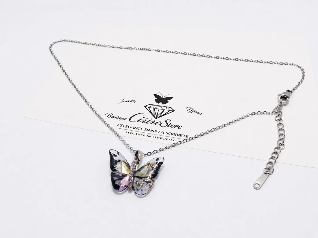 Collier argenté avec pendentif papillon noir et blanc