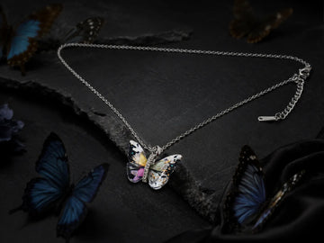 Collier argenté avec pendentif papillon noir et blanc