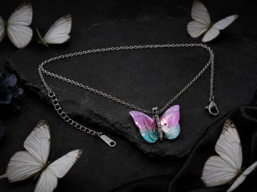 Collier argenté avec pendentif papillon rose et turquoise