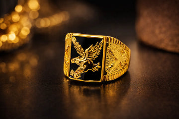 Bague chevalière dorée à motif aigle noir – taille 10