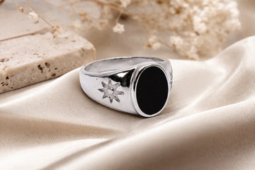 Bague chevalière  à face ovale noire