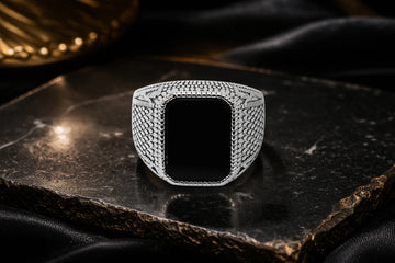 Bague argentée à face noire rectangulaire texturée
