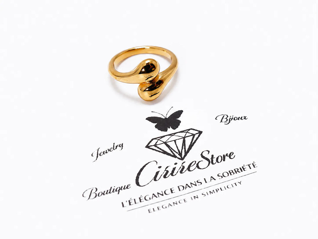Bague dorée au design arrondi