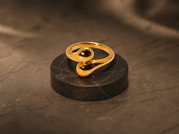 Bague dorée au design arrondi