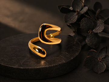 Bague dorée ouverte au design courbé