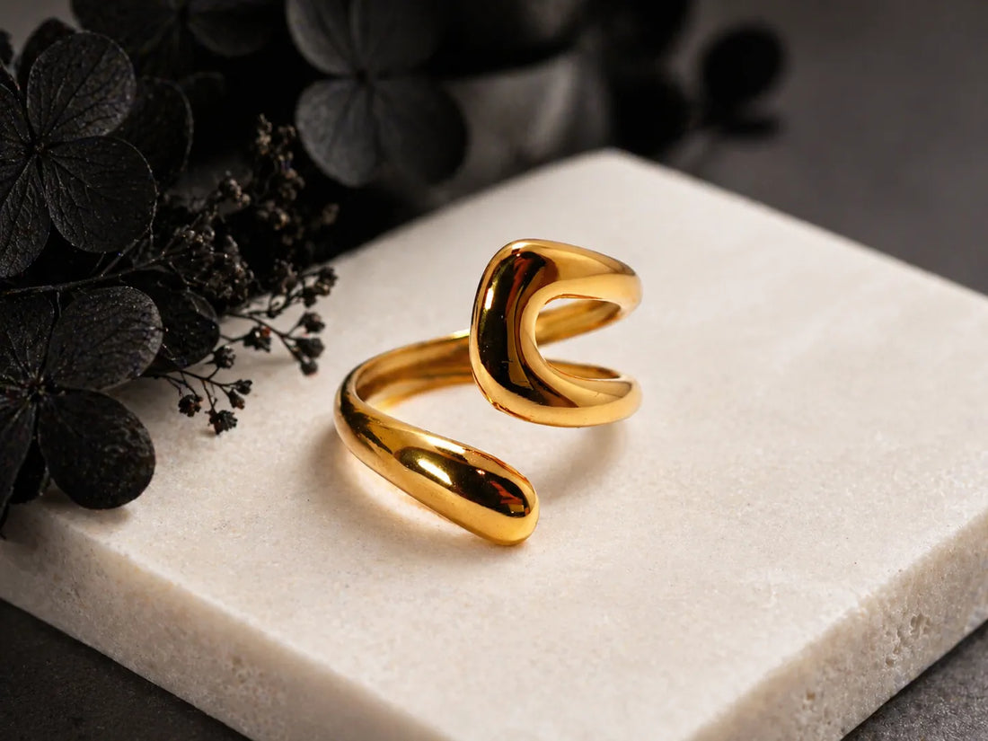 Bague dorée ouverte au design courbé
