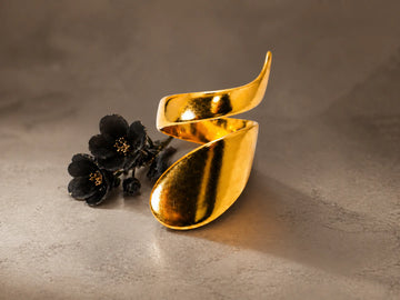 Bague dorée ouverte au design torsadé