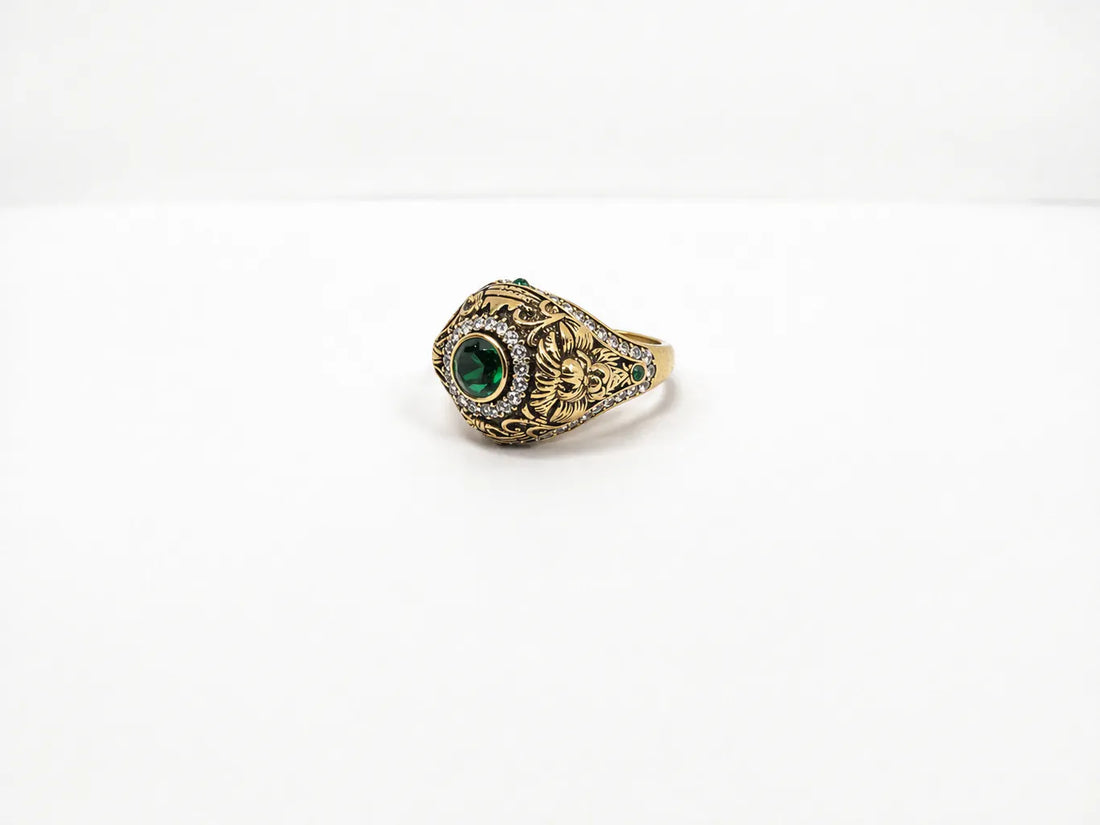 Bague dorée à pierre verte, têtes de lion et pierres blanches - taille 10