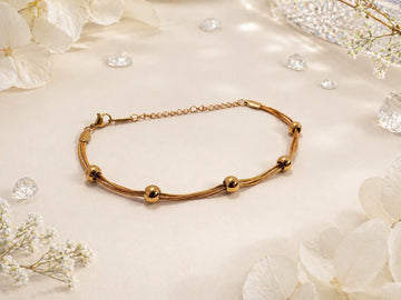 Bracelet doré multirangs avec perles rondes