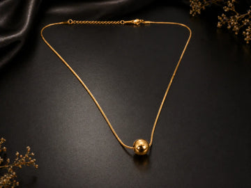 Collier doré avec pendentif boule