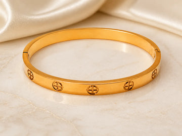 Bracelet jonc doré avec motifs gravés