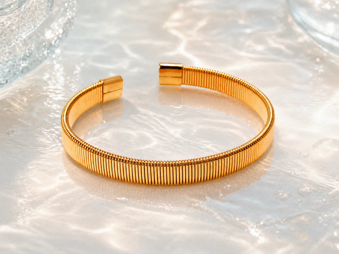 Bracelet jonc ouvert doré texturé