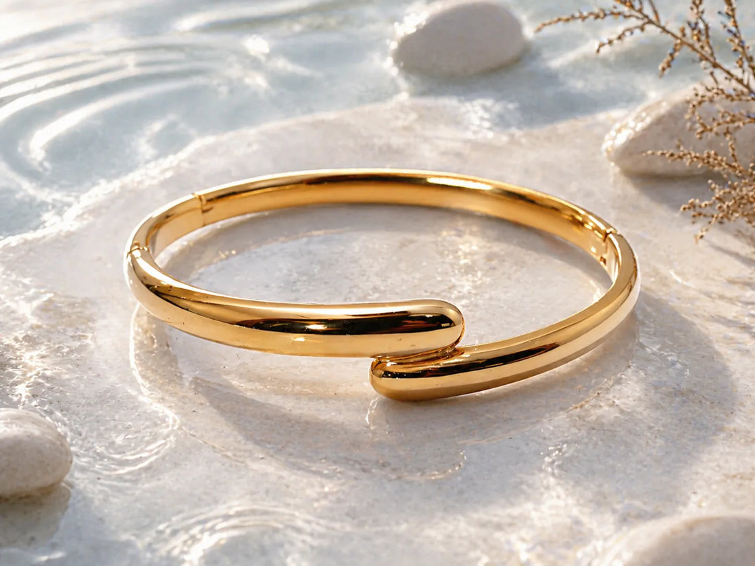 Gold-plated cuff bracelet with crossed tips