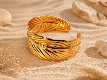Bracelet manchette doré à motif feuille
