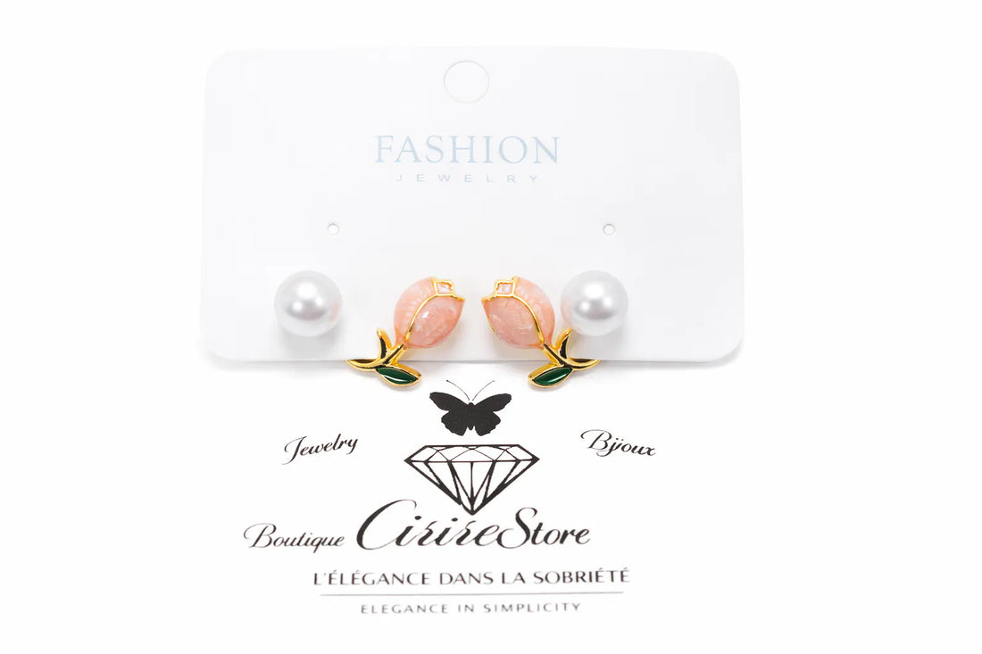 Boucles d’oreilles motif floral rose pâle et perle blanche