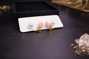 Boucles d’oreilles motif floral rose pâle et perle blanche