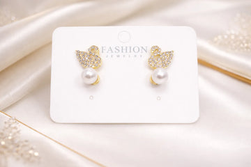 Swan-shaped earrings with white pearl