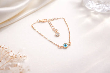Bracelet doré avec motif œil bleu