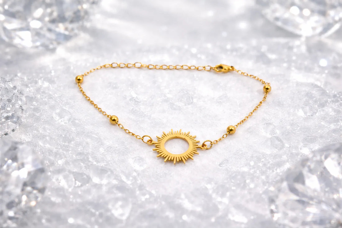 Bracelet doré avec motif soleil ajouré
