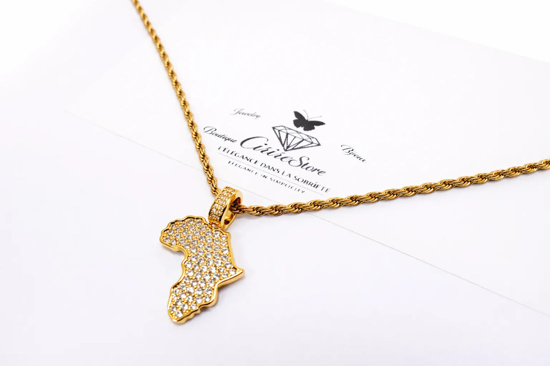 Collier doré avec pendentif Afrique orné de détails brillants
