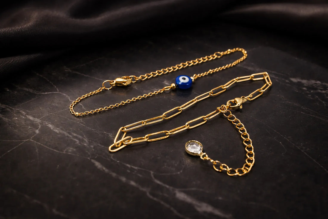 Ensemble de bracelets dorés avec œil bleu