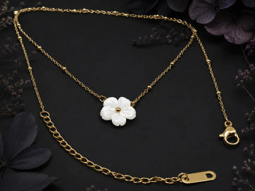 Collier avec fleur blanche – acier inoxydable – finition dorée – 5 g