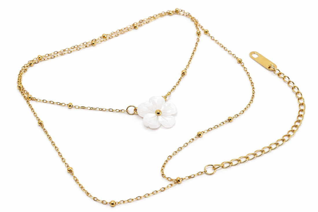 Collier avec fleur blanche – acier inoxydable – finition dorée – 5 g
