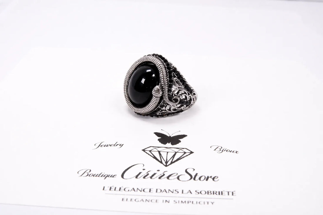 Bague argentée avec pierre noire entourée d’un serpent